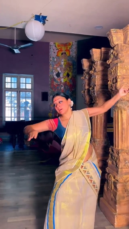 Shobana Sexy tummy show.mp4_snapshot_00.15.158