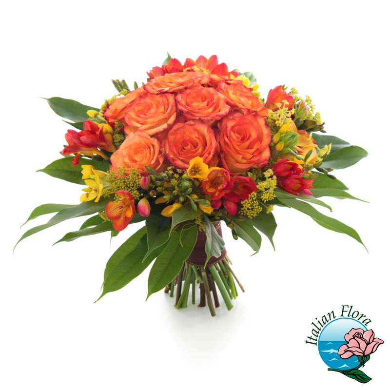 Bouquet con rose e fiori misti di stagione nei toni dell'arancio