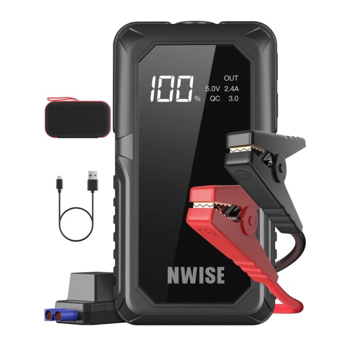 Un arrancador de batería portátil conectado a los bornes de una batería de coche con pinzas inteligentes.