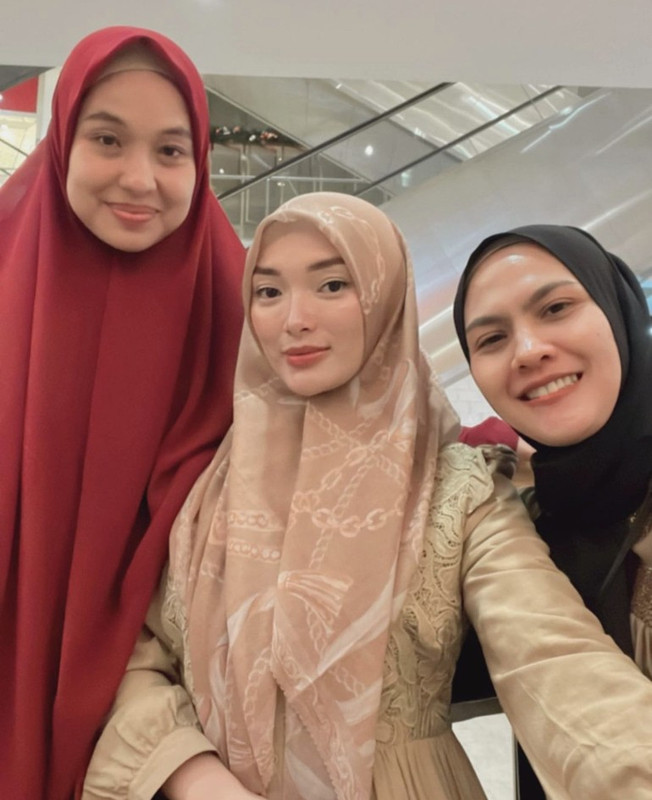 Zaskia Gotik saat mengenakan kerudung segiempat.