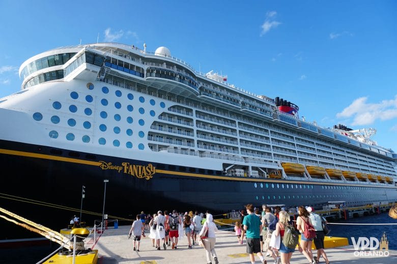 Navio de cruzeiro Disney Fantasy atracado no porto