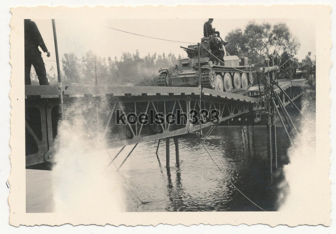 Foto Wehrmacht Praga Panzer 38(t) auf einer Schnellbrücke der Pioniere im Osten
