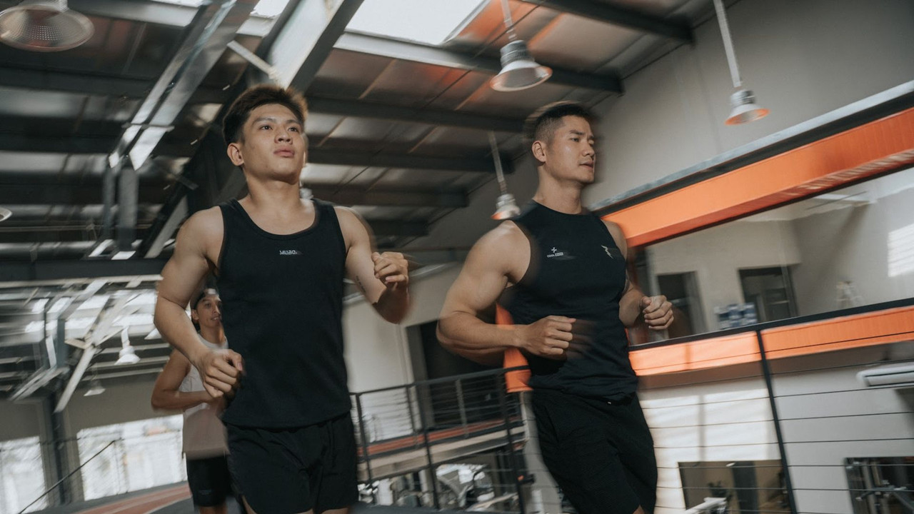 Học viên nam chạy bộ trong buổi tập cardio tại Active Fox