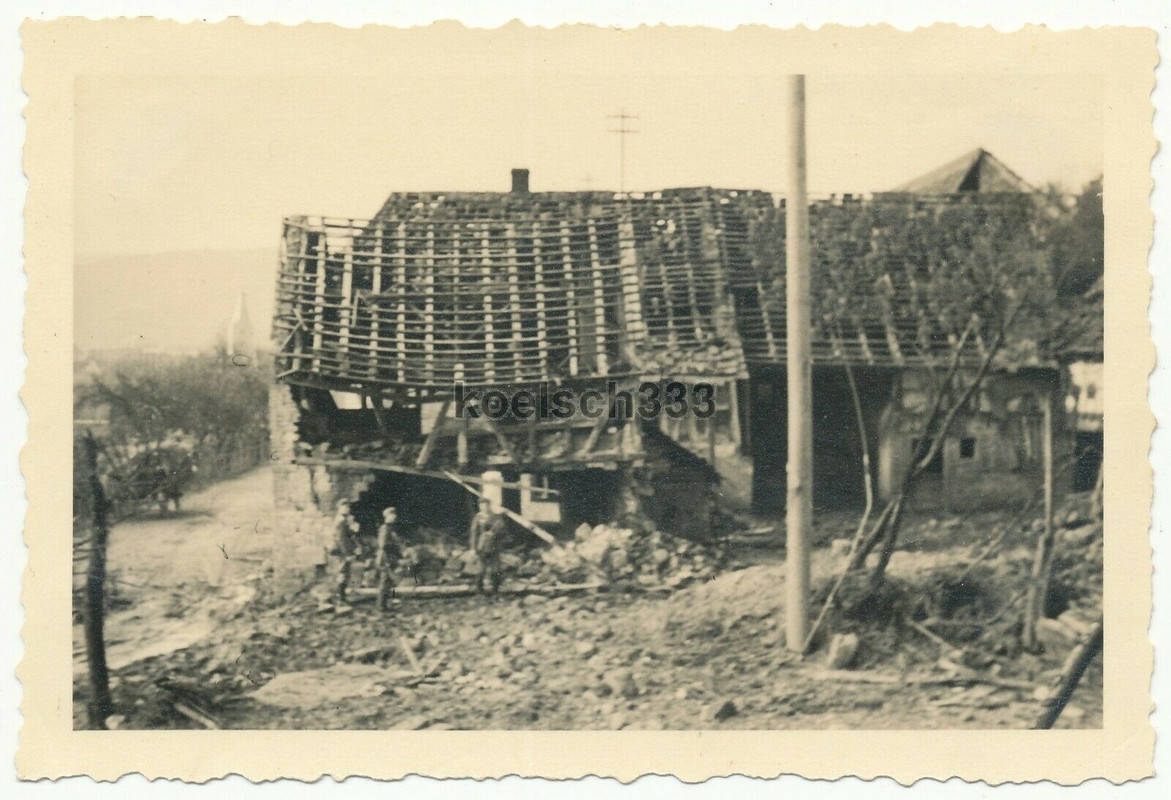 Foto Soldaten der Wehrmacht an Häuser Ruinen in Oberotterbach Rheinland Pfalz