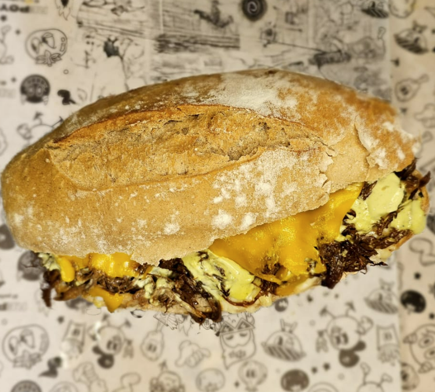 Bocadillo De Cerdo Mechado Con Queso (1 Ud.)