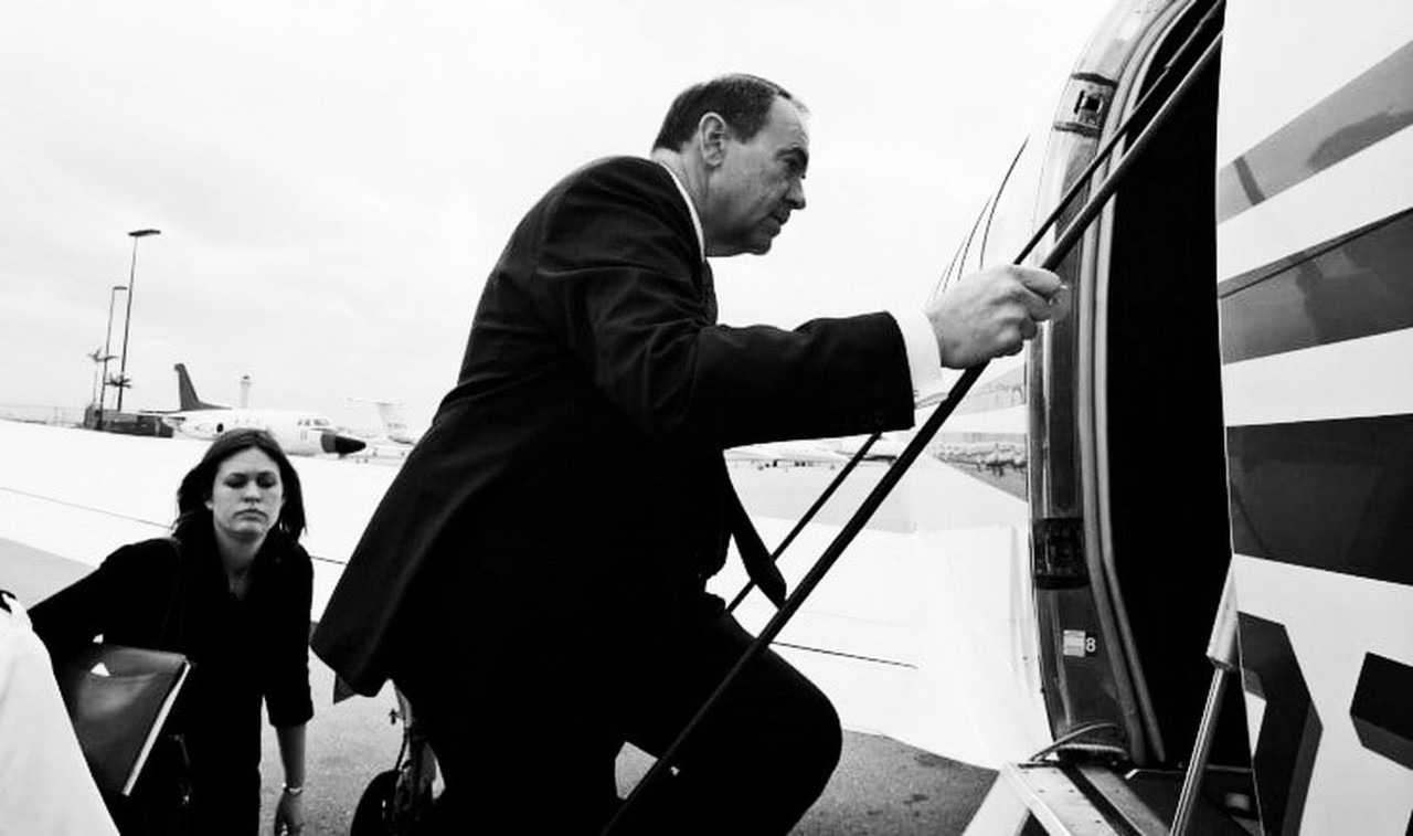Mike Huckabee with his daughter Sarah Huckabee boards his charter plane in Miami on Jan 25 2008