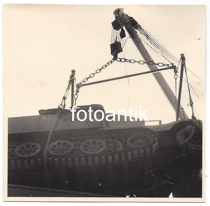 Foto Operation Seelöwe Frankreich Hafen Schiff Frachter Panzer Halbkette (4)