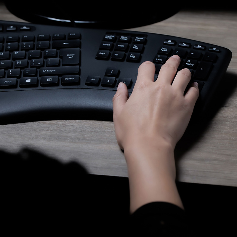 Vista lateral del teclado KlipXtreme Majestik, mostrando su perfil ergonómico y el reposamanos integrado.