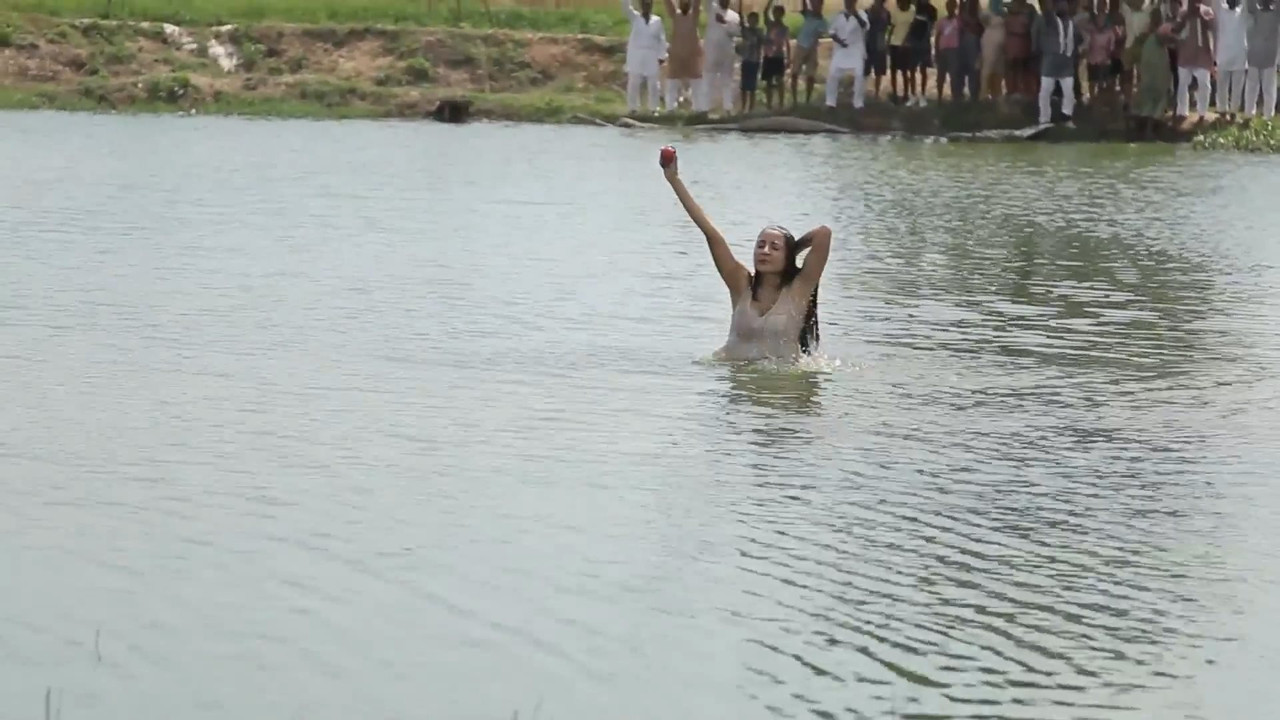 [Image: Anushka-Comes-Out-of-the-Pond-Matru-ki-B...-31-31.jpg]