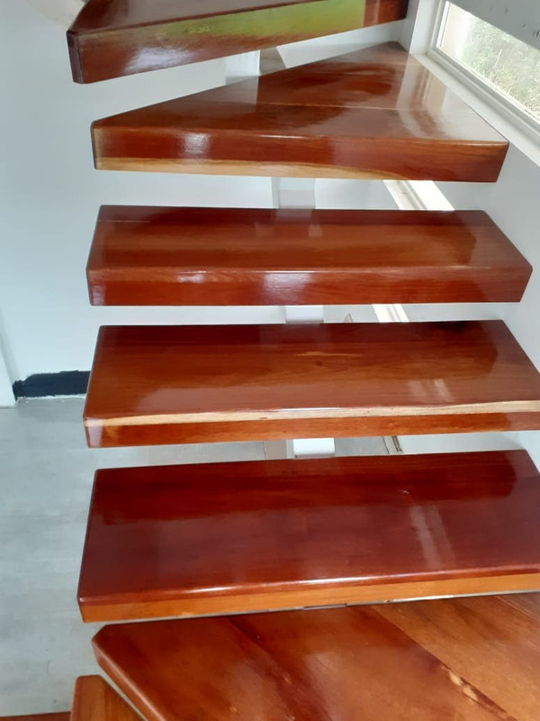 Escalera de madera vista desde arriba