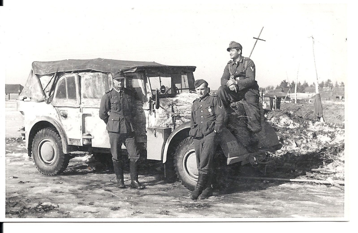 Orig.Foto Obergefreite Wehrmacht auf Auto PKW Kü