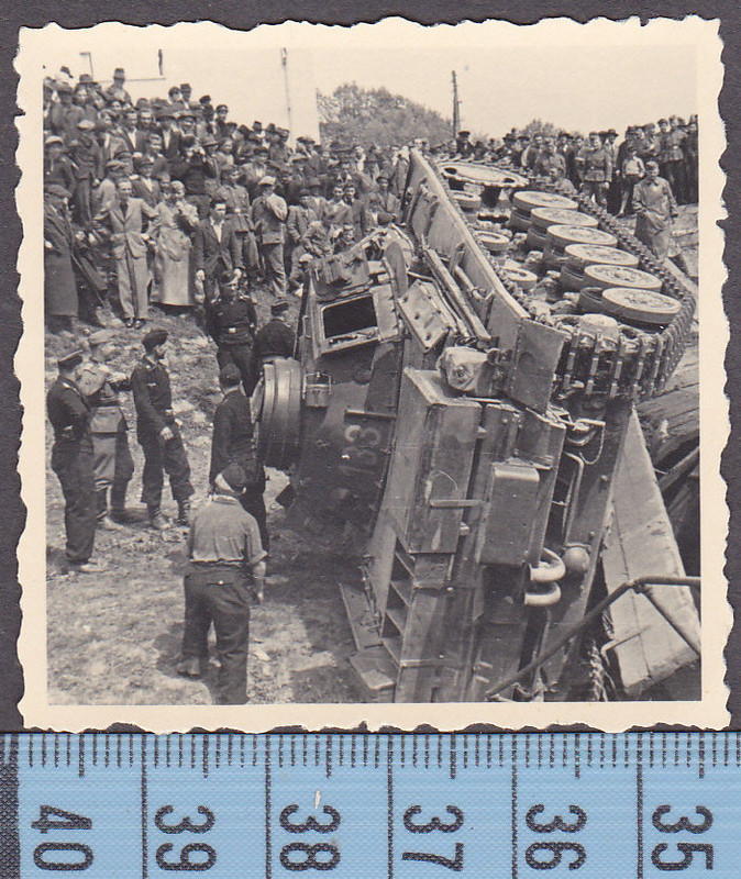 Foto 2.WK.umgestürzter Panzer Tank