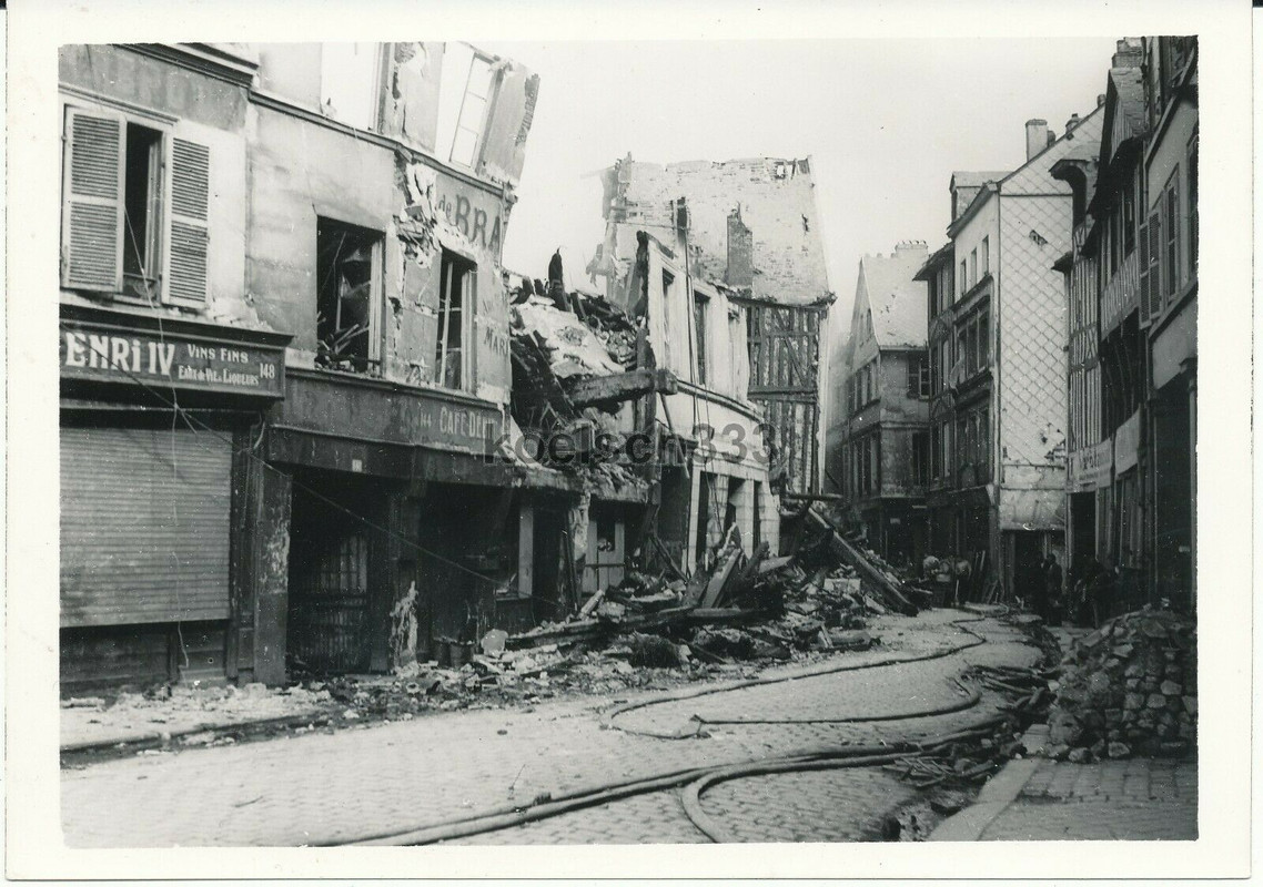 Foto Ruinen in der schwer zerstörten Stadt Rouen in Frankreich 1940er