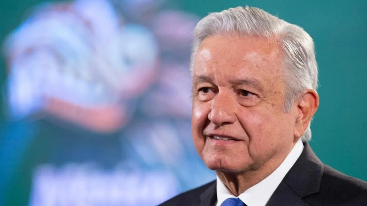 AMLO niega espionaje de parte de la Sedena, 