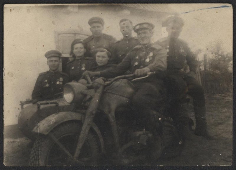 Уварова З.И., гвардии сержант - связист, с боевыми товарищами на трофейном мотоцикле БМБ.