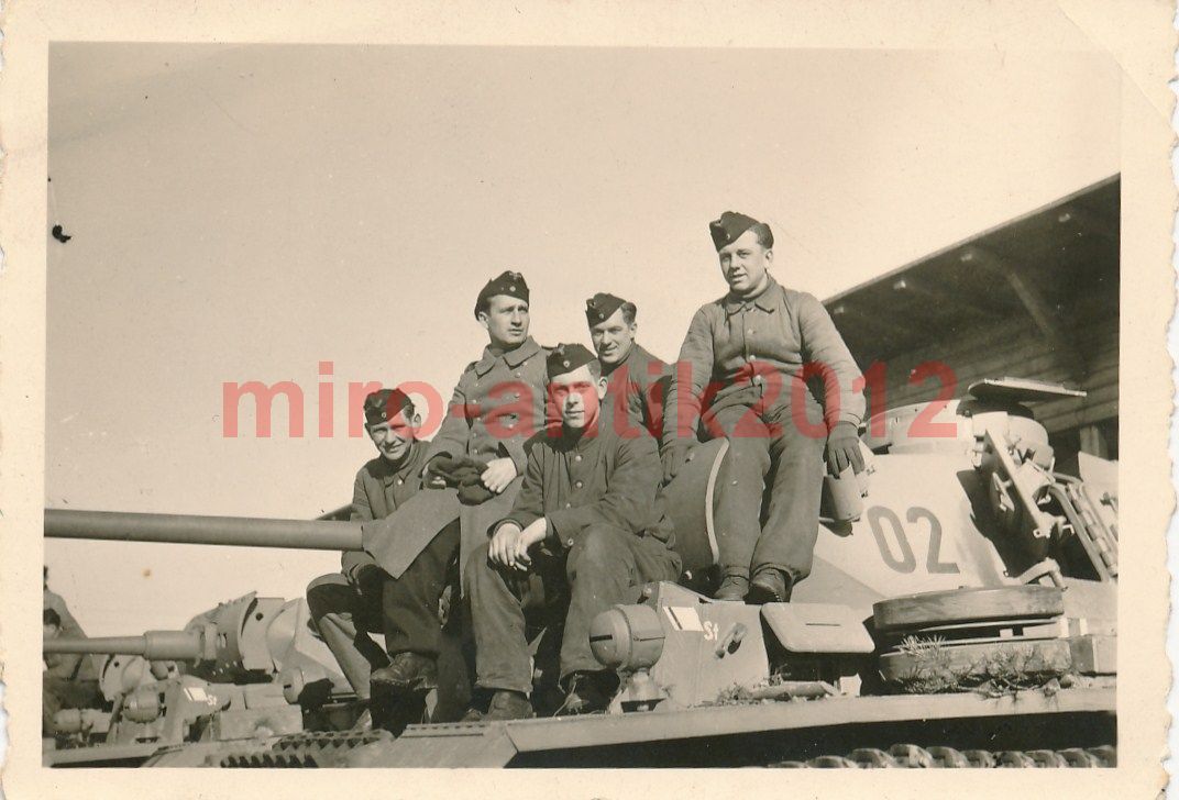 Foto, Wehrmacht, Panzermänner vor einer Halle