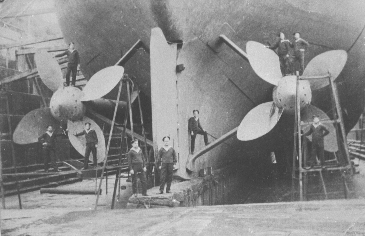 линкор в доке(винты)