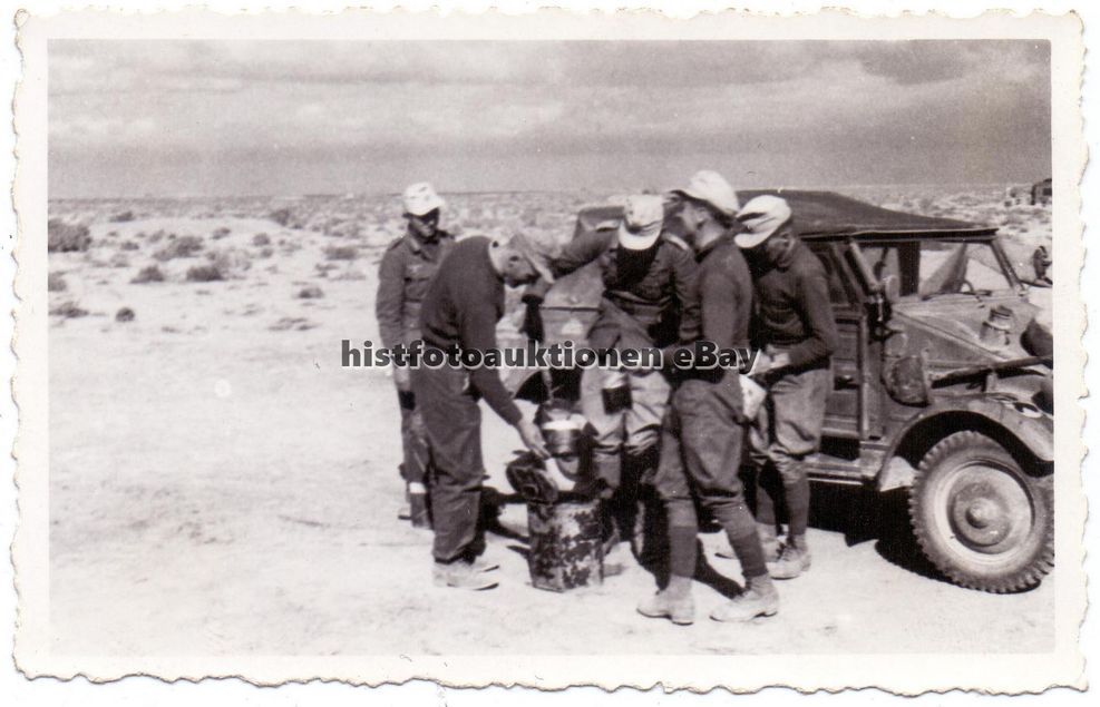 DAK Soldaten b. KÜBELWAGEN Typ 82 Afrika Afrikak