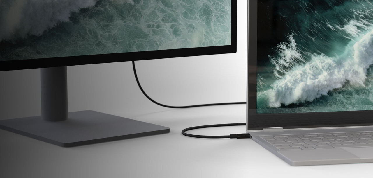 Cable Belkin USB-C a HDMI 2.1 conectado a una laptop y a un monitor 8K.