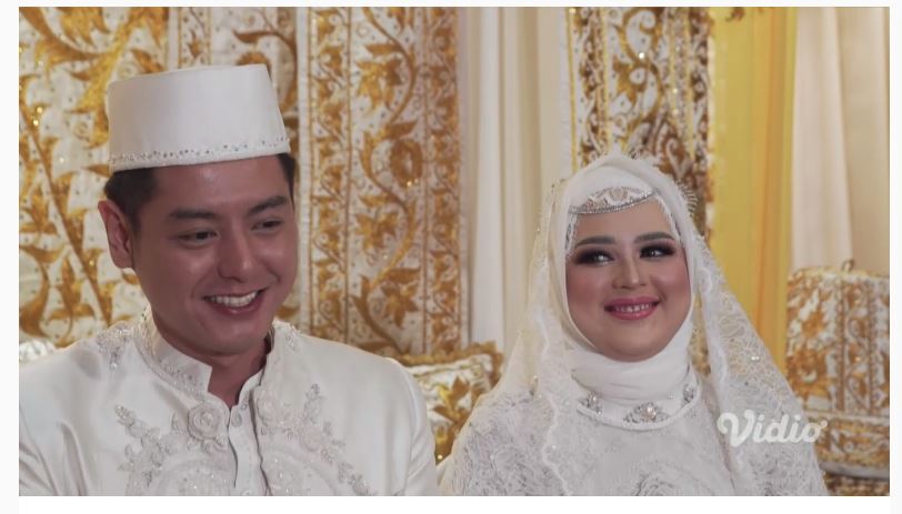 Cut Meyriska dan Roger tak bisa menahan senyum saat mendengar ceramah pernikahan