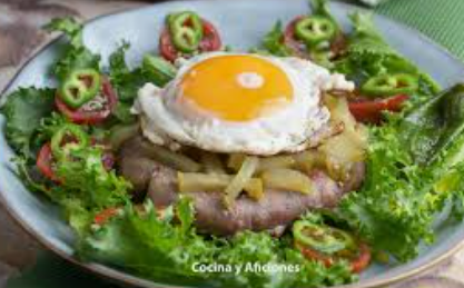 Hamburguesa con huevos y bacon