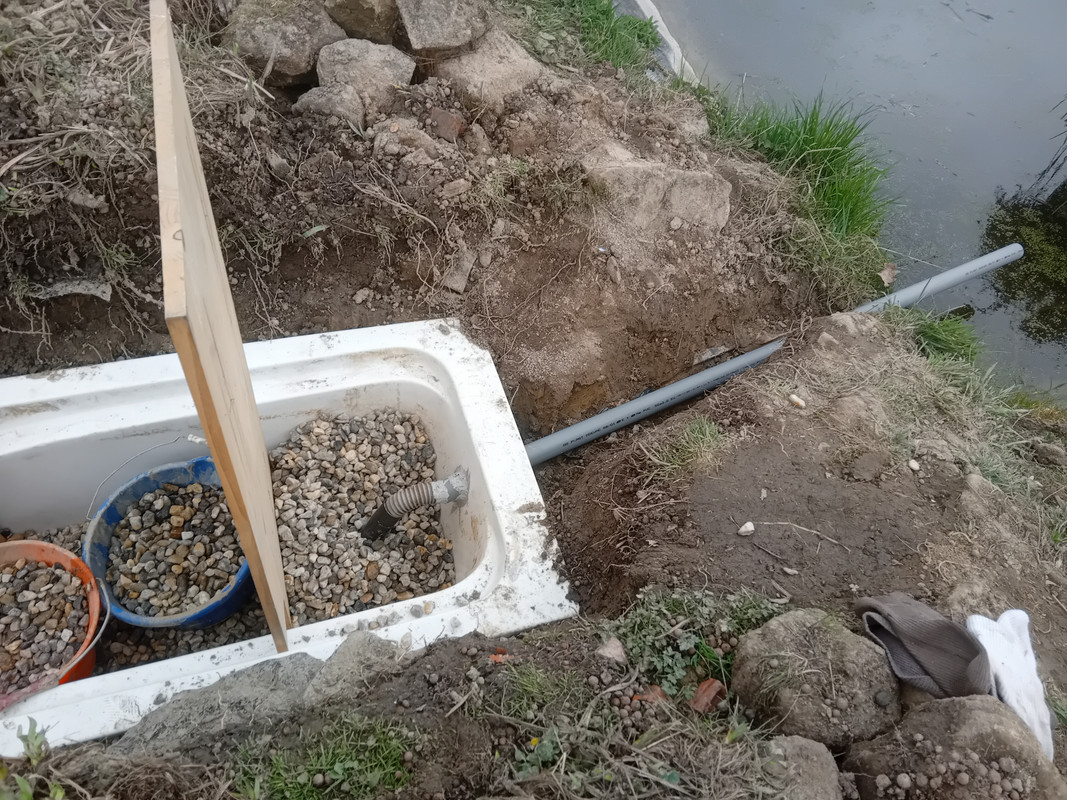 pente OK pour la dernière évac qui se vite dans les racines de roseaux en pot