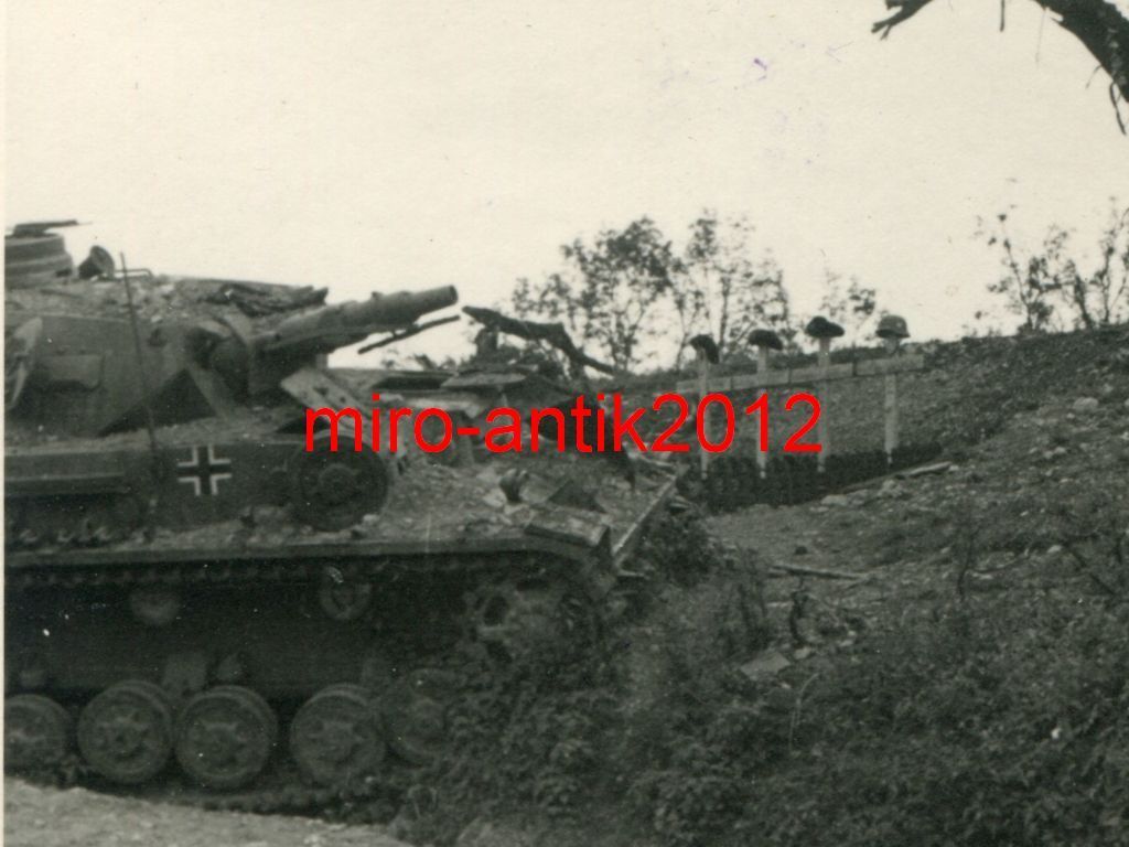 Wehrmacht, zerstörter deutscher Panzer und Gräbe