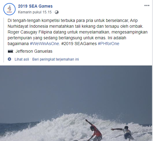 Peselancar Filipina Roger Casugay menyelamatkan lawannya dari Indonesia Arip Nurhidayat 