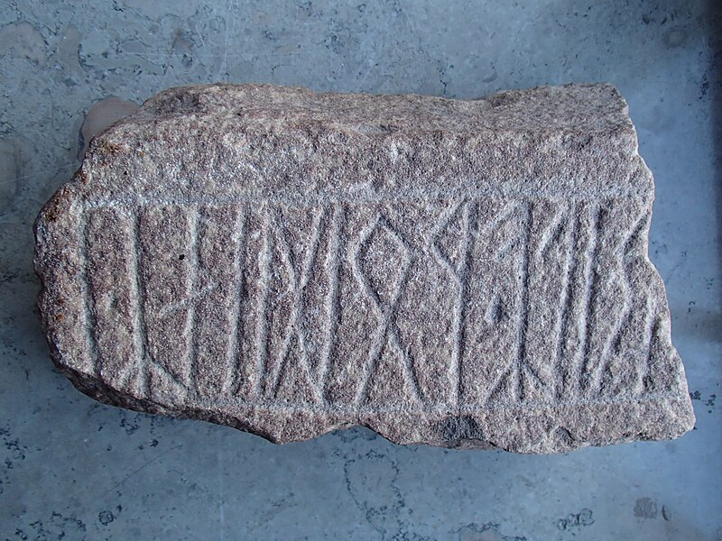 Runic-Inscription-S-Fv2011-307.jpg