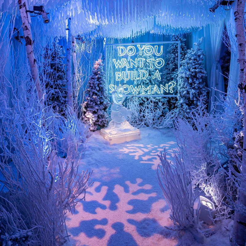 Dekorasi Frozen terlihat di Stormiworld dilengkapi dengan patung Olaf