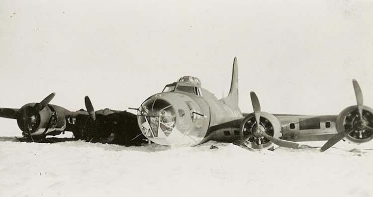 P-38 Lightning después de aterrizar en el hielo de Groenlandia
