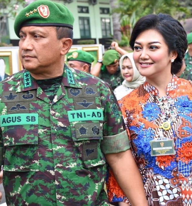 Bella Saphira saat mendampingi Agus Surya Bakti