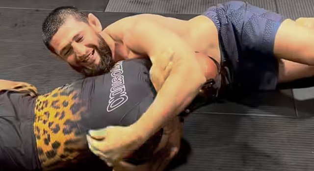 Хамзат Чимаев надви Деметриъс Джонсън в борба