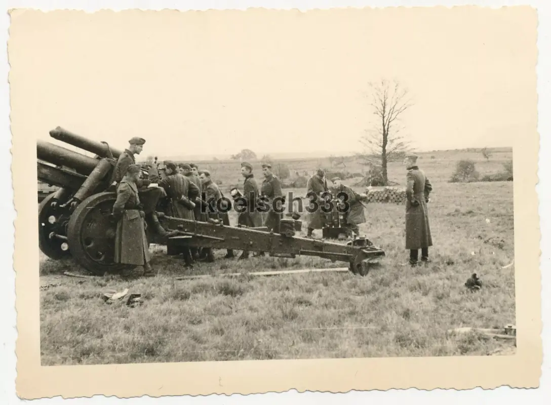 Foto Kanoniere feuern mit schwerer Feldhaubitze mit Mündungsbremse auf TrÜbPl (2)