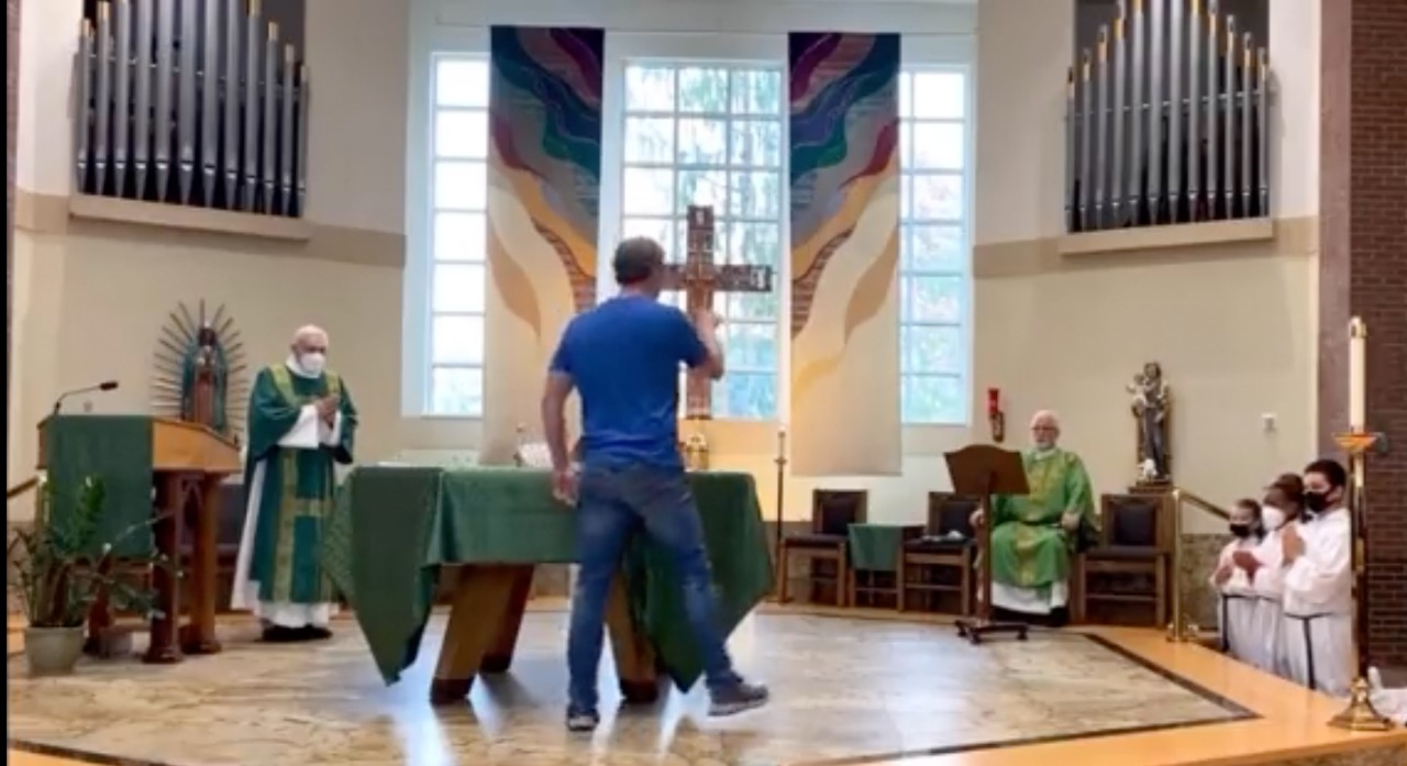 Hombre amenaza a sacerdote y provoca pelea en pleno altar por no usar cubrebocas