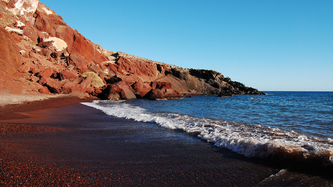 Menikmati Keindahan Pantai Red Beach yang Sangat Menawan