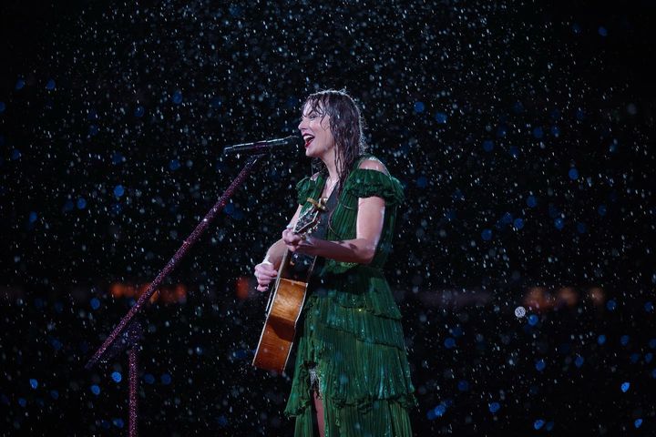 Taylor Swift diguyur hujan saat konser di Foxborough, Massachusetts. Momen ini membuat fans menjual air hujannya secara online dengan harga yang fantastis.