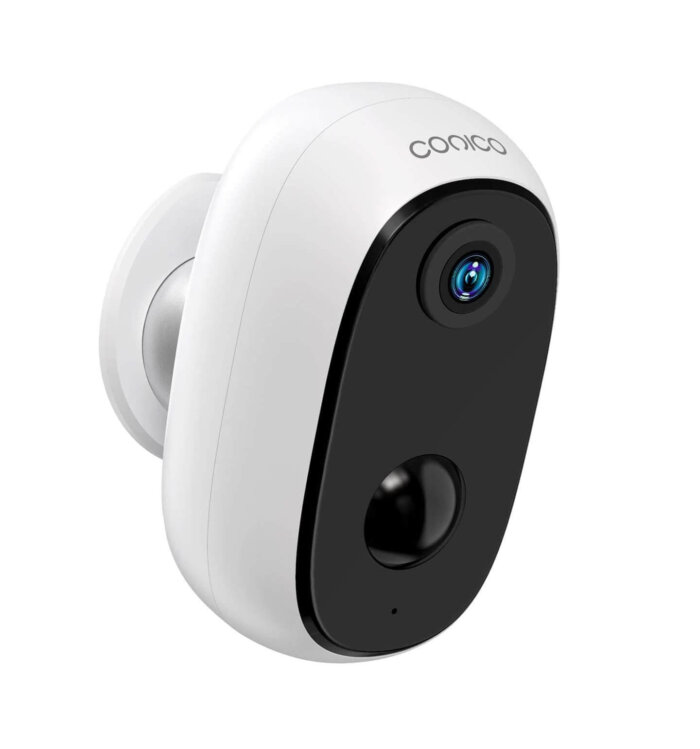 Una cámara de seguridad exterior recargable montada en una pared, destacando su diseño sin cables y resistencia al agua.