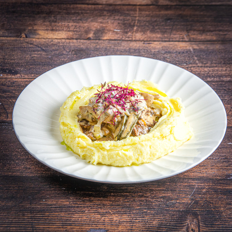 Телятина в сливочно-грибном соусе (350г)