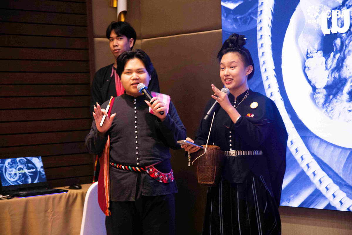 วริศ (ซ้าย)