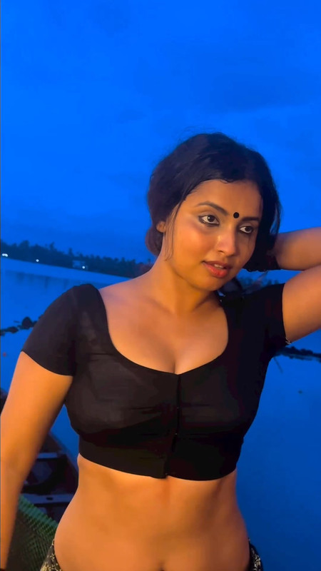 anickavikramanan hot in black blouse and strip mundu.mp4_snapshot_00.00.524