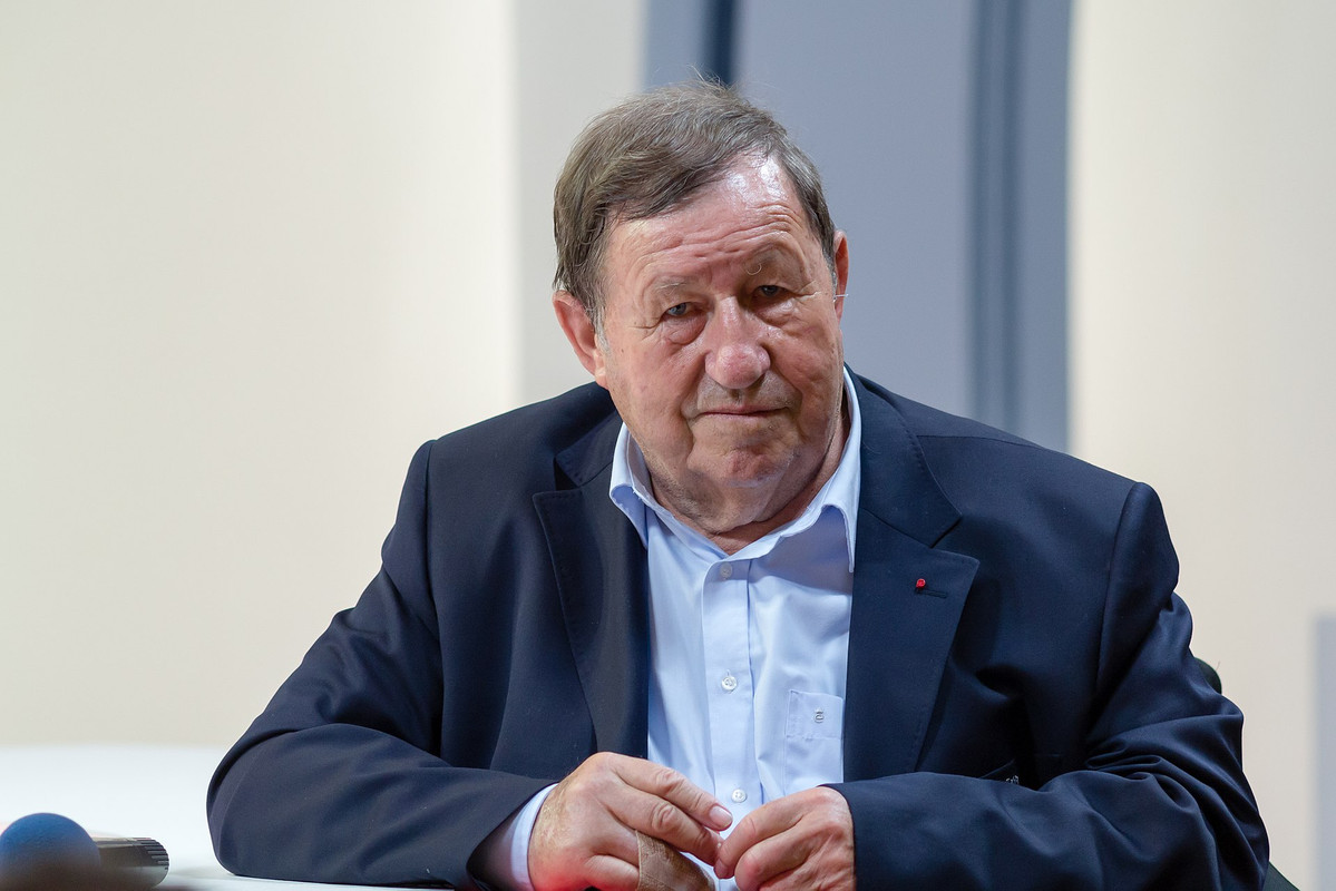 1920px-Guy_Roux,_mai_2014,_Rennes,_France-2