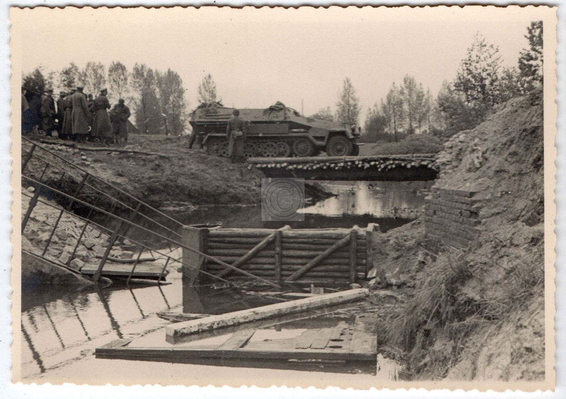 Einmarsch in Frankreich Elitesoldaten Halbkette SdKFZ Notbrücke