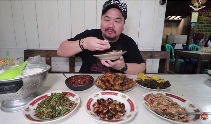 Nex Carlos saat mencicipi sajian kuliner di Warung Koboi.