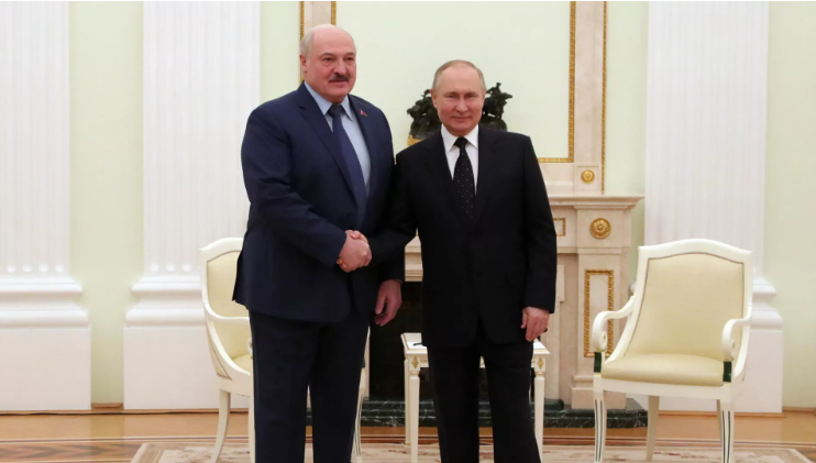 Batka 70-ojo jubiliejaus proga V. Putinui padovanojo traktorių