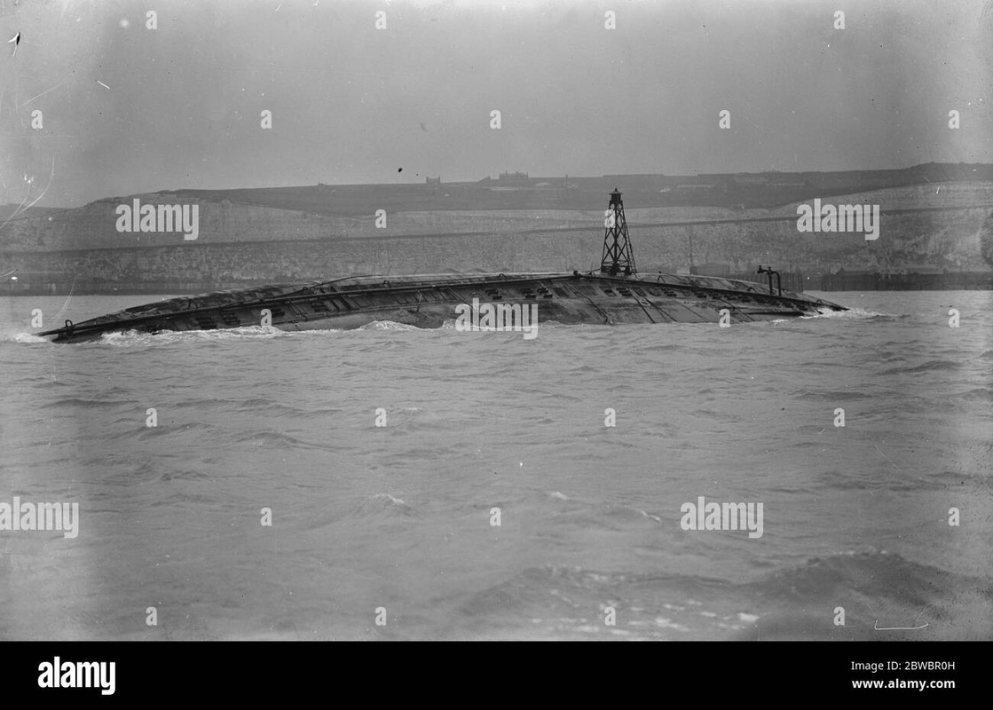 [GÉNÉRIQUE] Ce jour là...  - Page 8 Ein-leuchtturm-auf-dem-kiel-von-hms-glatton-operationen-auf-dem-monitor-glatton-mussten-vorubergehen