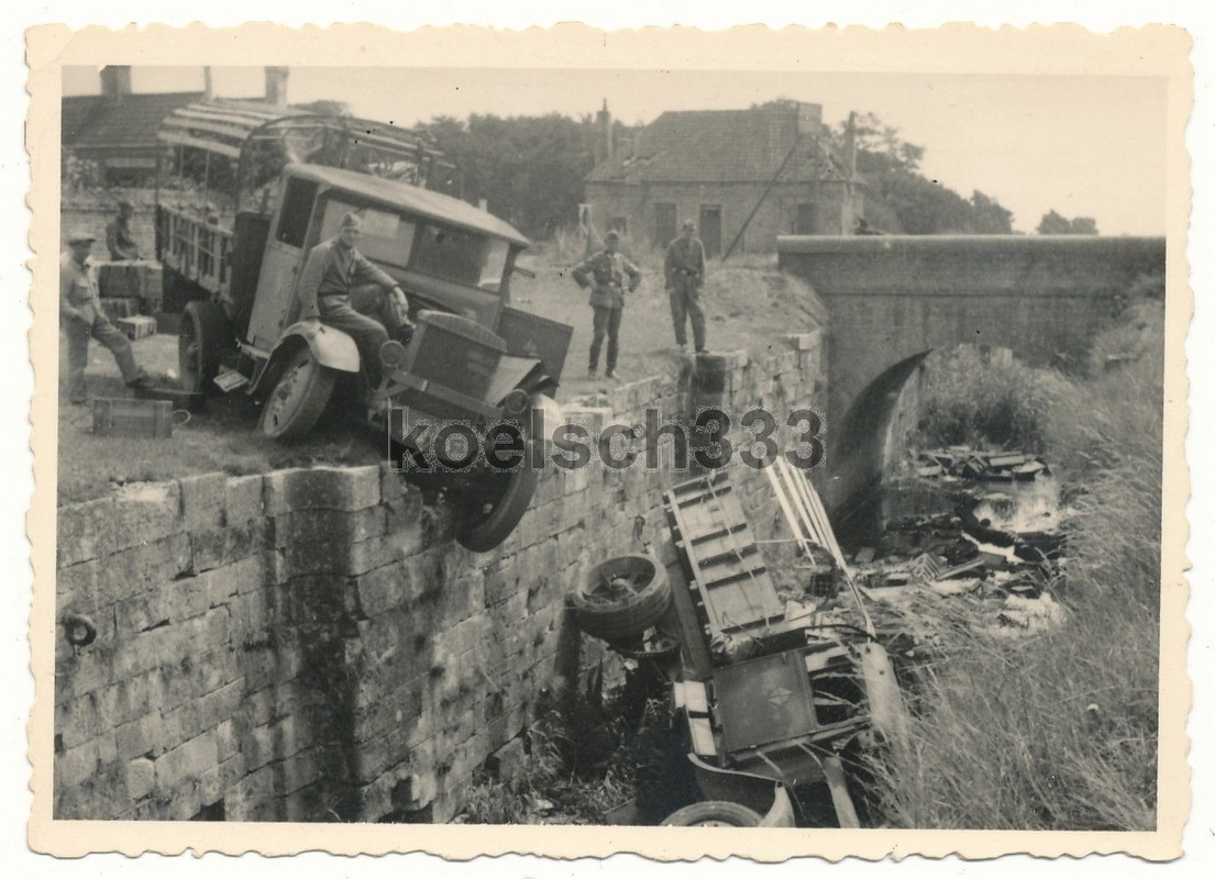 Foto französische Renault LKW Wracks Fluss Kanal