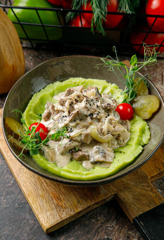 Беф а-ля Строганов" со шпинатно-картофельным пюре (370г)