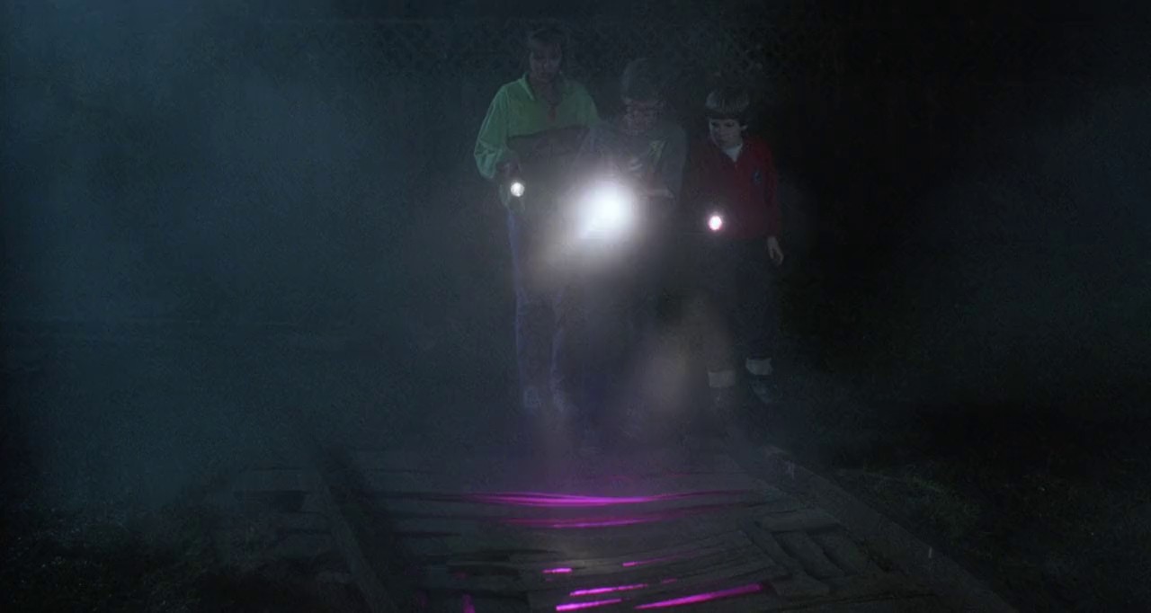 The-Gate-1987-Hindi-English-Blu-Ray-720p-x264-AVC-AAC-2ch-ESub-mkv-0004