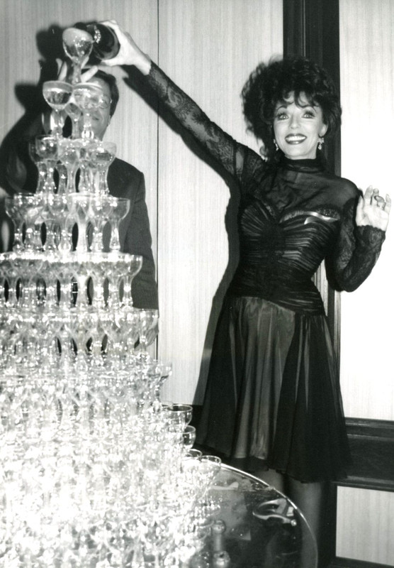Joan_Collins_h15